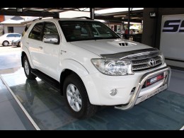 2011 TOYOTA FORTUNER 3.0D-4D R/B VERY LOW KM  CLEAN VEHICLE